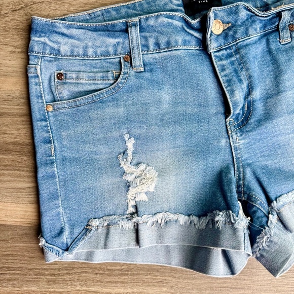 Celebrity Pink Distressed Mid-Rise Fringe-Cuff Denim Shorts – Size 9 / 29 - Picture 8 of 10